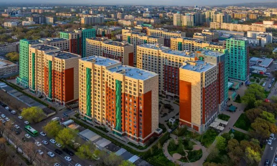 Алматыда 17 жастағы қыз терезеден құлап қаза тапты