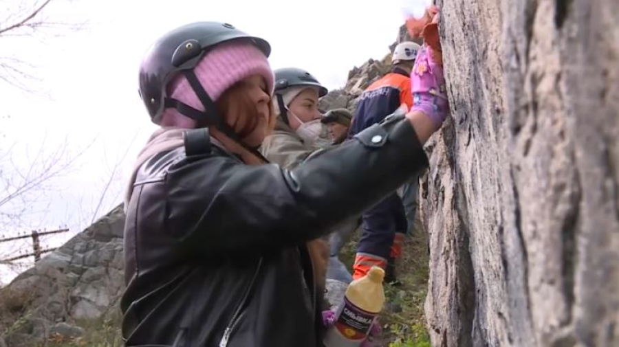 Юные альпинисты очистили скалы от вандальных надписей