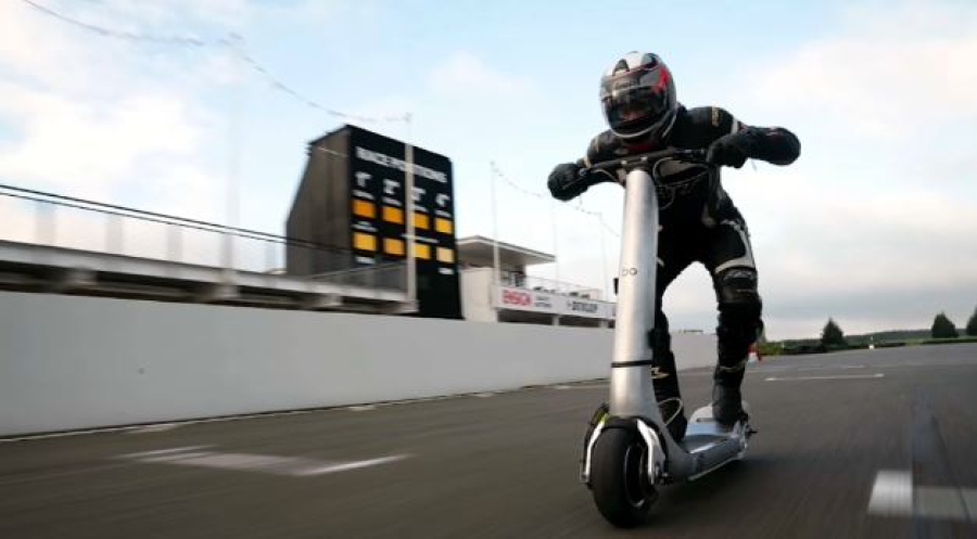 Самокат со скоростью до 160 км/ч представили в Великобритании