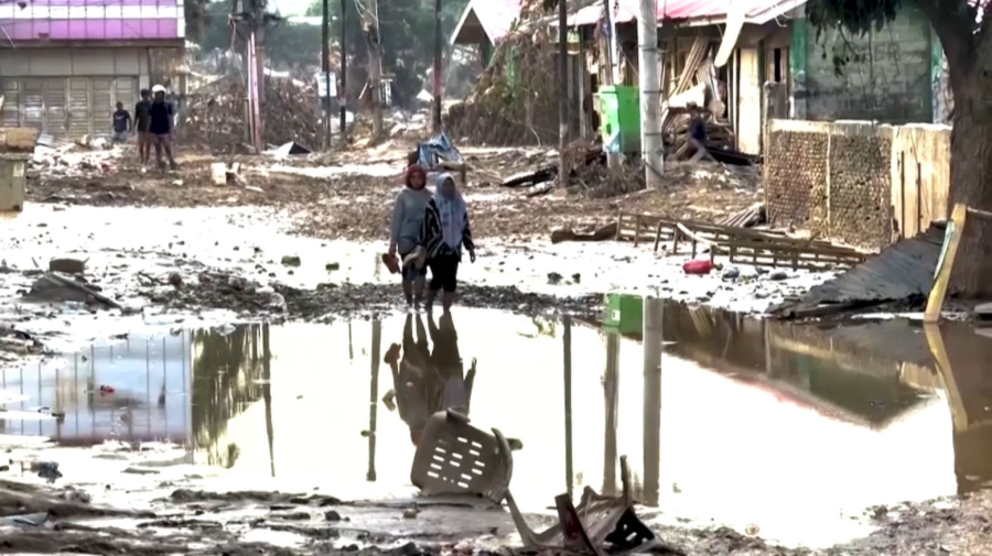 Число жертв наводнения в Индонезии достигло 837 человек