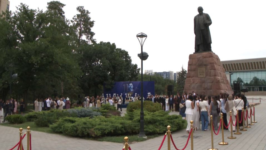 Алматыда Абай күніне орай ақын ескерткішіне гүл шоқтары қойылды