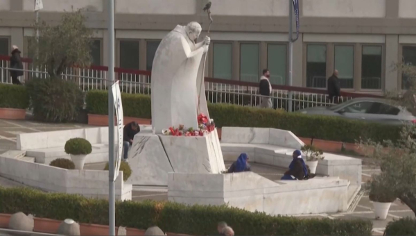 Рим Папасы ауруханада емделуін жалғастырады