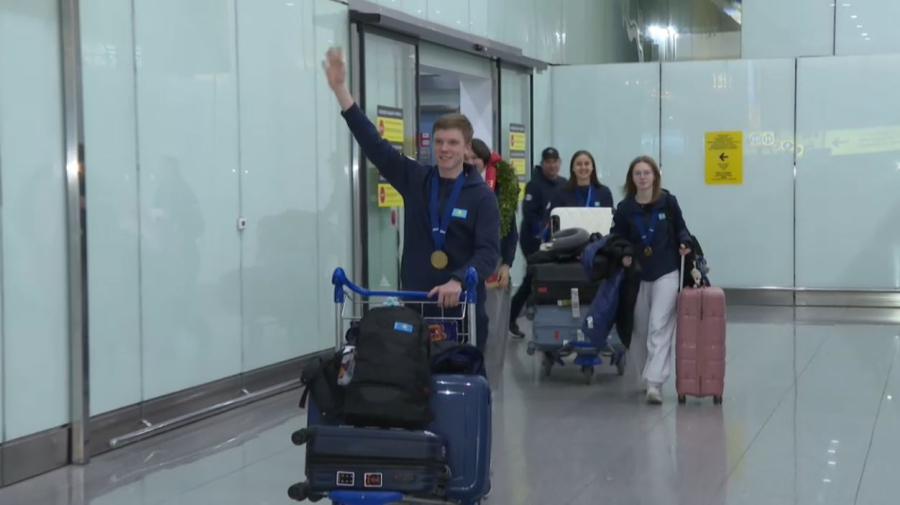 Сборную РК по конькобежному спорту торжественно встретили в аэропорту Астаны