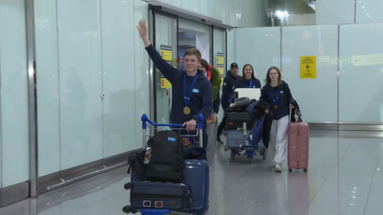 Сборную РК по конькобежному спорту торжественно встретили в аэропорту Астаны