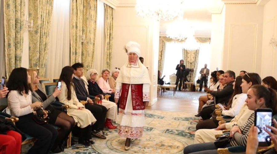 Парижде қазақтың ұлттық киімдері көрсетілді 