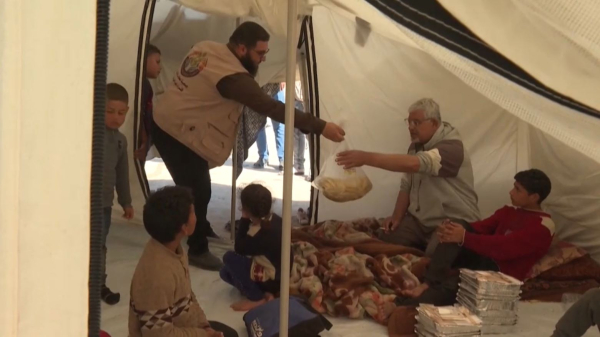 Еріктілер Газа тұрғындарына нан таратып жүр