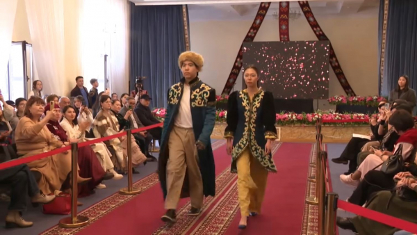 Алматылық дизайнерлер ұлттық киім үлгілерінің көрсетілімін өткізді