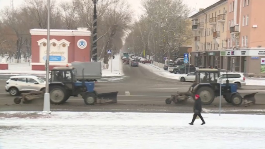 Гололед сковал дороги и тротуары в Караганде