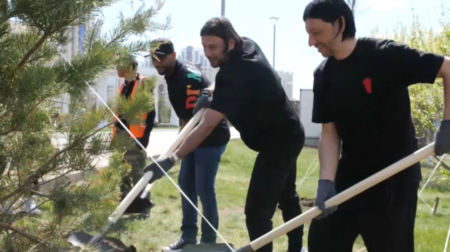 Таза Қазақстан: звёзды мирового футбола высадили деревья в Астане