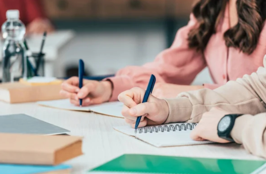 «Қазақстан халқына» выделил 500 грантов на новый учебный год