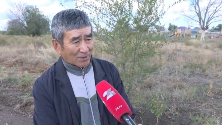 Актюбинский пенсионер превращает пустырь в парк