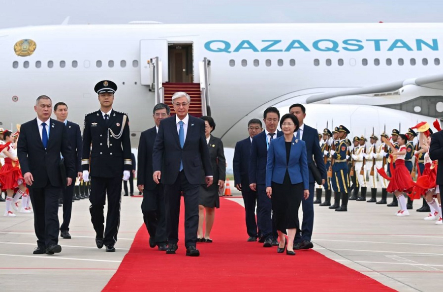 Токаев прибыл в Тяньцзинь для участия в саммите ШОС