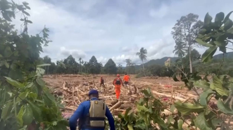 Наводнения в Индонезии: более 300 погибших