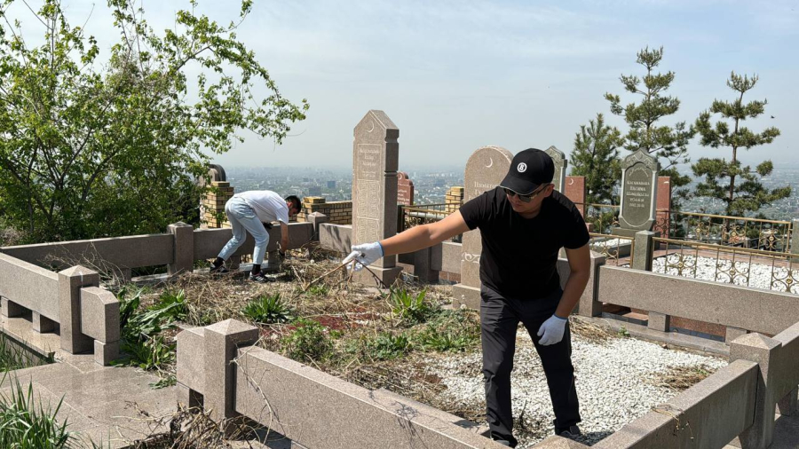 Молодежная акция по уборке захоронений воинов ВОВ стартовала в Алматы