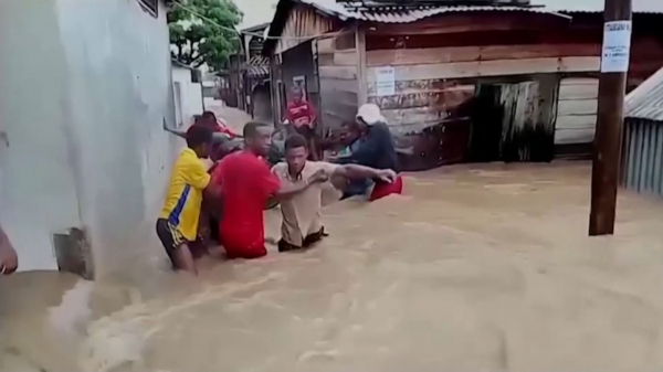 Мадагаскарда тұрғындар белуардан су кешіп жүр