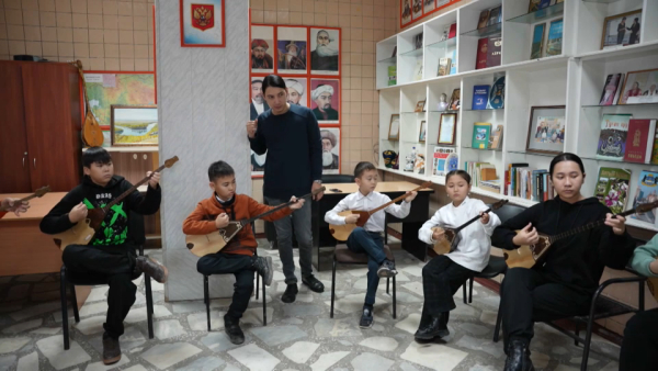 В Тюмени открыли школу игры на домбре