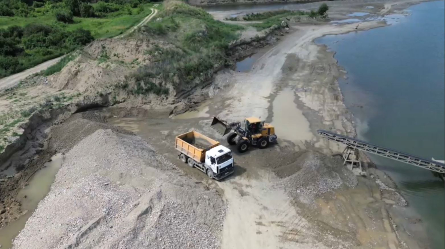 Жүк көліктері Өскемендегі саяжай жолын бүлдірген