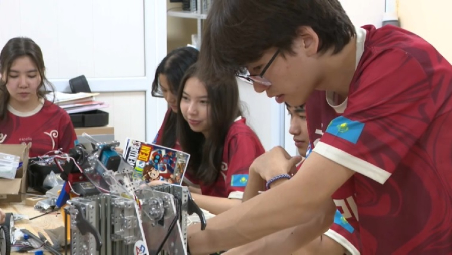 Робота для очистки дна океана представили школьники из Алматы в США