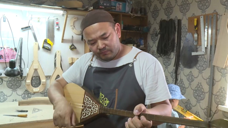 Ағадырлық ерлі-зайыпты шеберлер домбыра жасауды кәсіпке айналдырды
