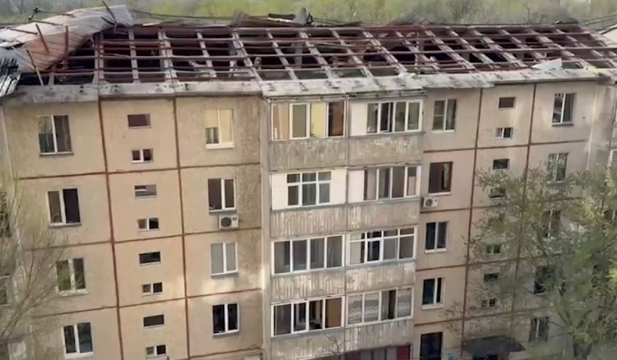 В Алматы устраняют последствия ураганного ветра