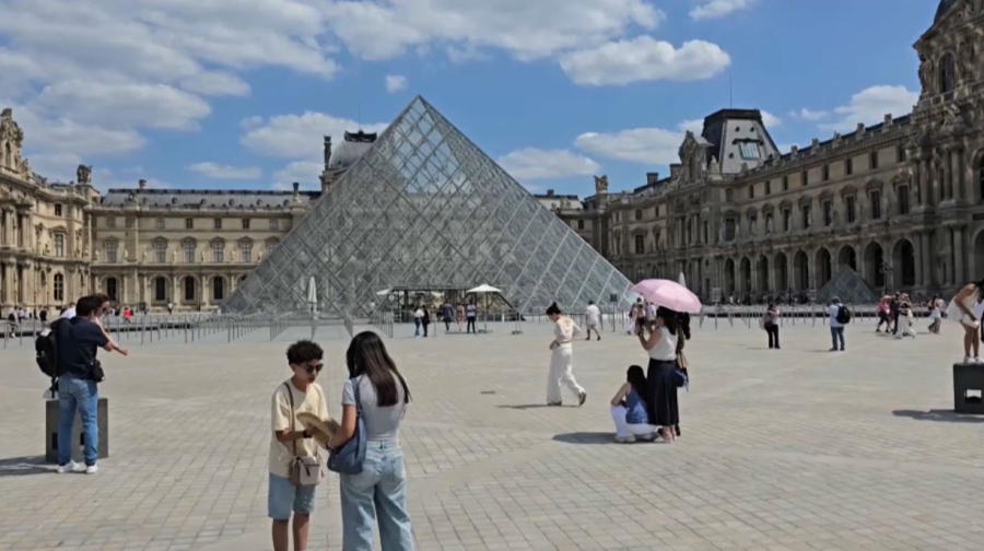 Как Париж спасается от сильной жары