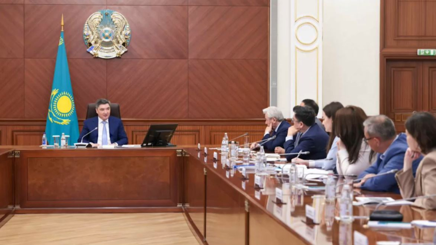 Олжас Бектенов сарапшылармен экономиканың даму мәселелерін талқылады