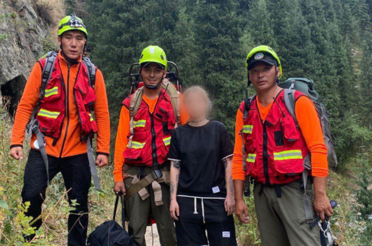 Женщина сорвалась в обрыв в ущелье близ Алматы