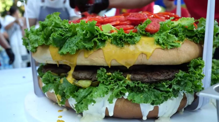 Самый большой гамбургер приготовили в Шымкенте