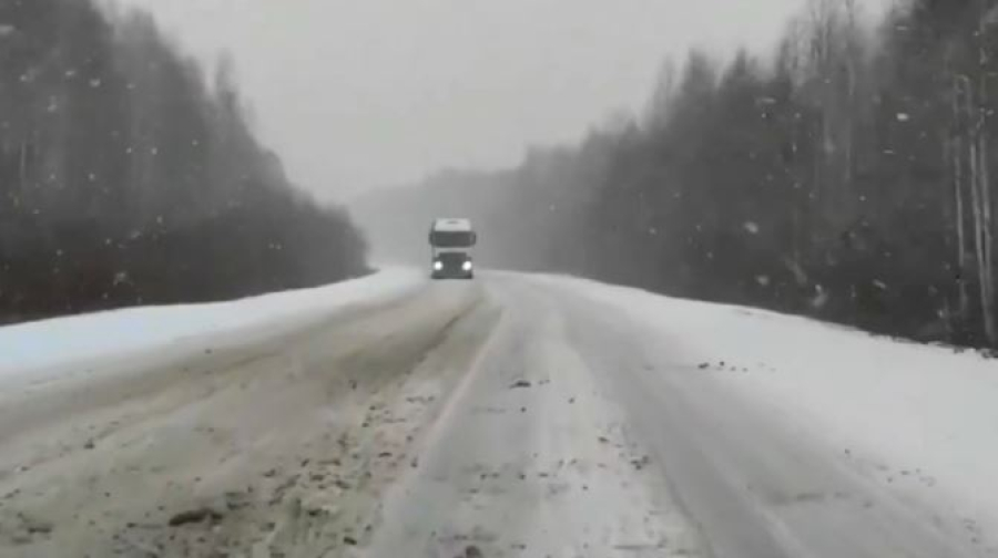 Снегопад парализовал движение транспорта в Перми