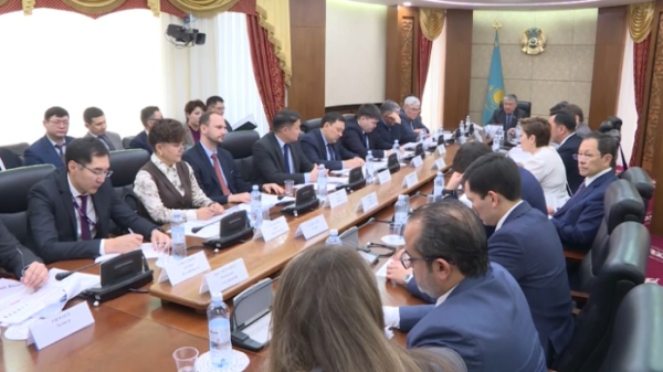 Казахстанские НПЗ не могут удовлетворить потребности авиарынка – сенатор