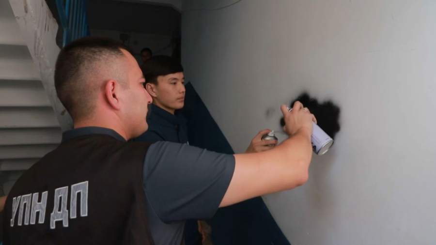 Атырауда есірткіні жарнамалайтын граффитилер жойылды