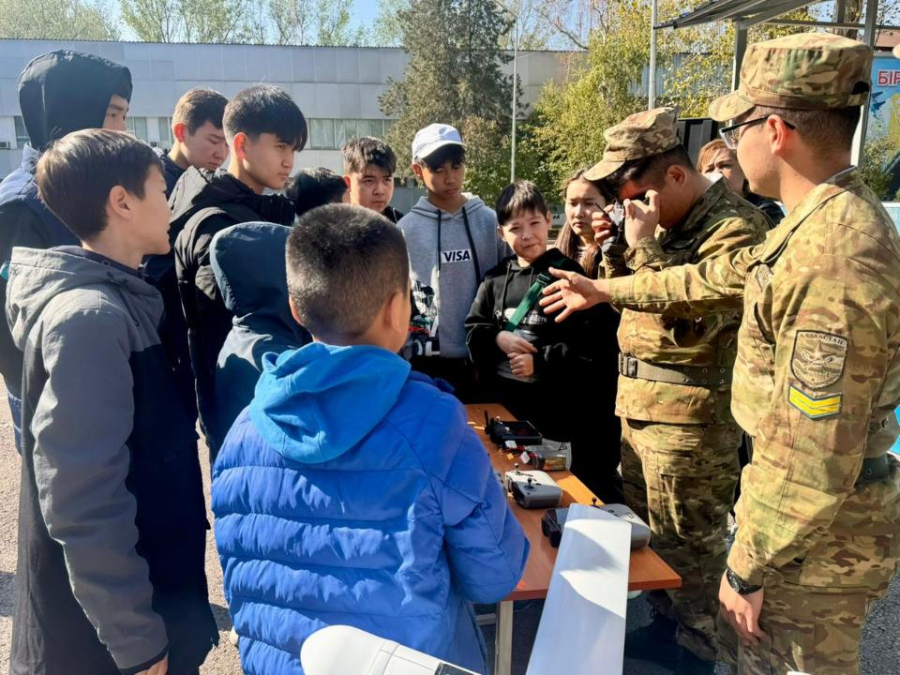 Алматинские школьники побывали в гостях у будущих офицеров