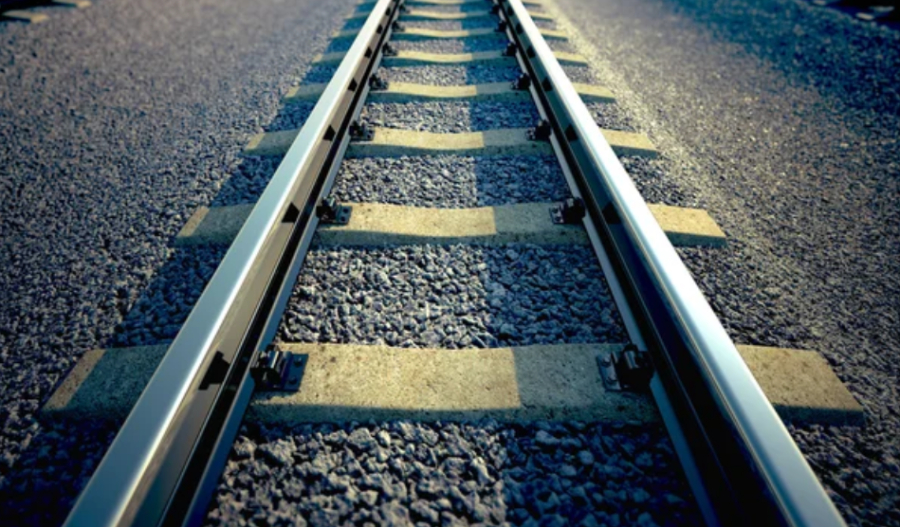 Пассажирский и грузовой поезда едва не столкнулись в Казахстане