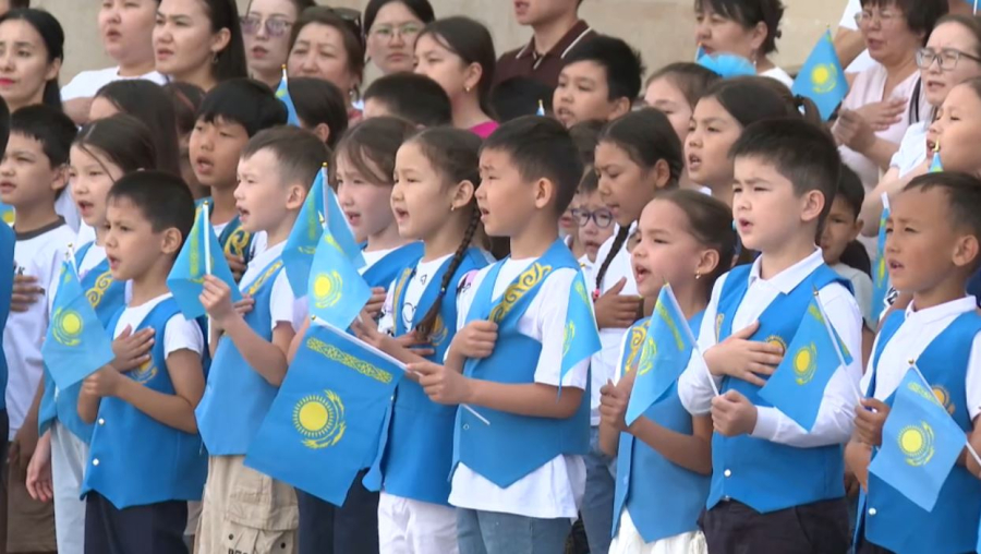 Елордалық 10 мың оқушы бір уақытта Әнұран шырқады