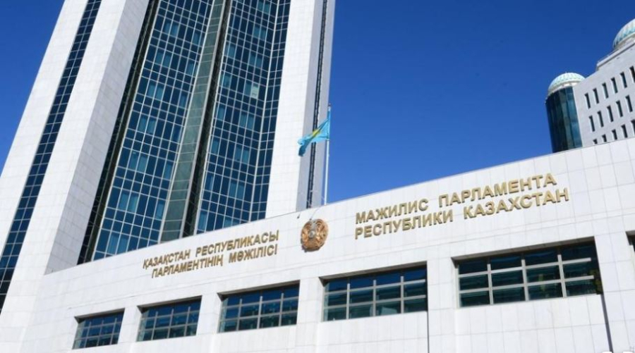 Парламент палаталарының бірлескен отырысы өтіп жатыр