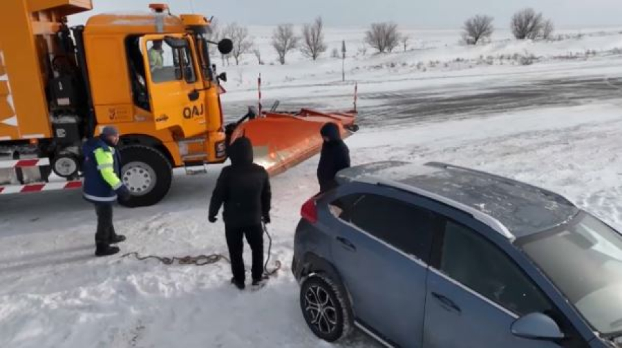 Как дорожники ВКО спасают водителей в снежных ловушках