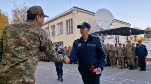 Көпірден секірген қызды құтқарып қалған сарбаздар марапатталды