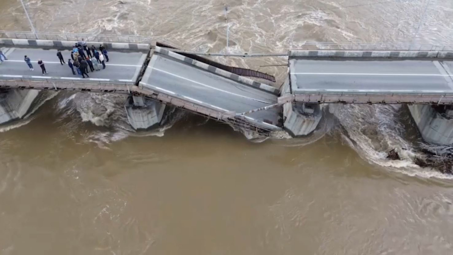 Өскеменде көлік жүретін көпірдің тірегі құлады