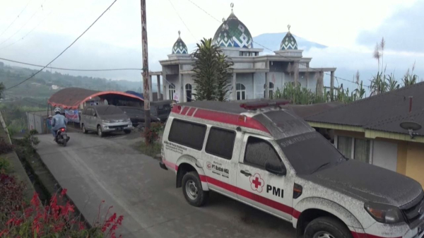 Марапи жанартауы атқылап жатыр