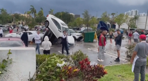 Последствия мощного торнадо устраняют во Флориде