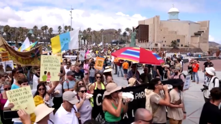 Марш против массового туризма организовали на Канарах