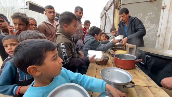 Газа халқы тамақ үшін кезекке тұруға мәжбүр