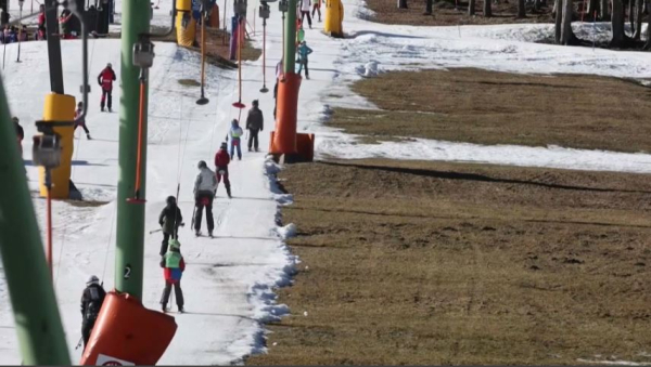Теплая зима: лыжные курорты Словении и Черногории остались без снега