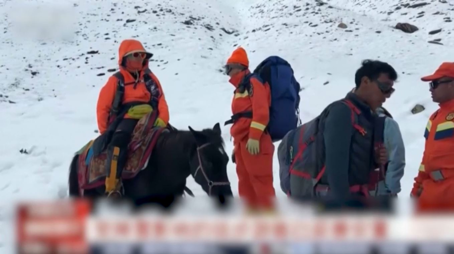 Сотни туристов спасены на Эвересте