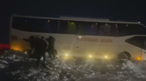 Қарағанды облысында 30 жолаушы қар құрсауынан шығарылды