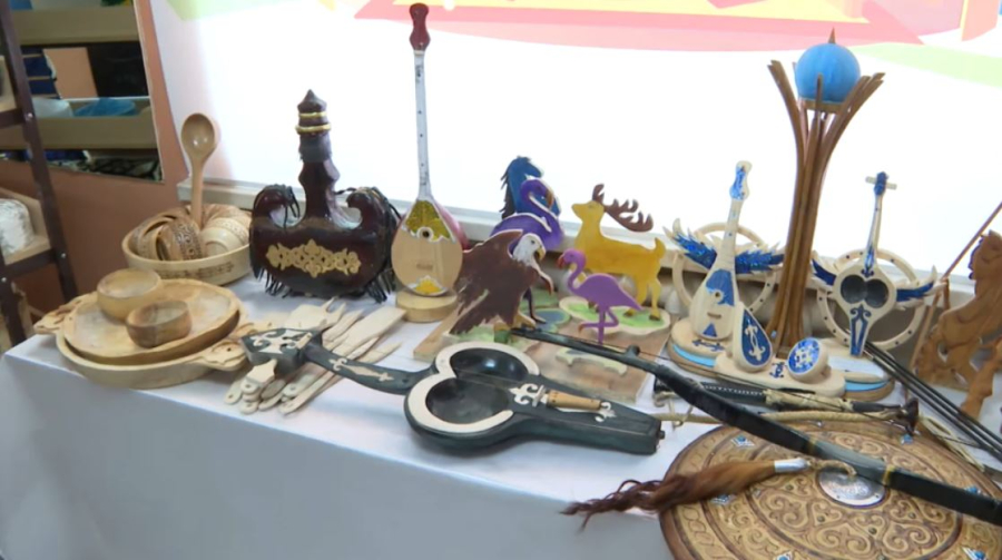 Изделия из дерева изготавливают ученики одной из столичных школ