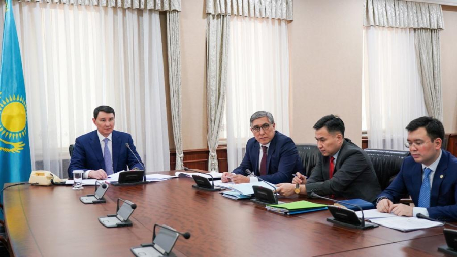 Е. Жамаубаев провел совещание по децентрализации системы госуправления