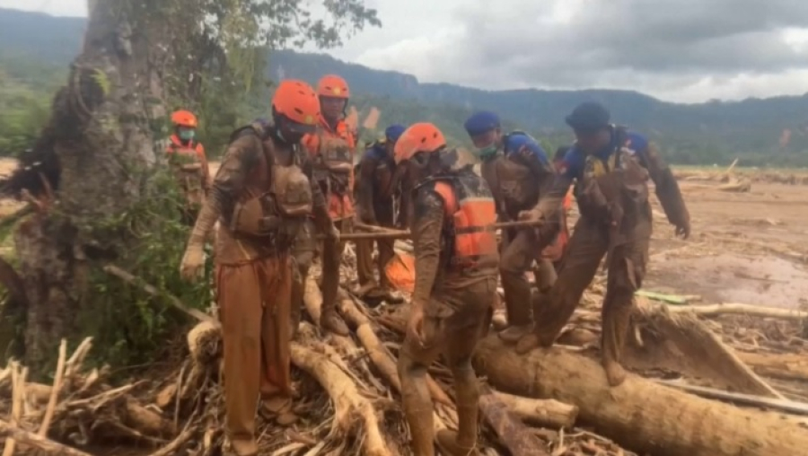 435 человек погибли из-за наводнений и оползней в Индонезии