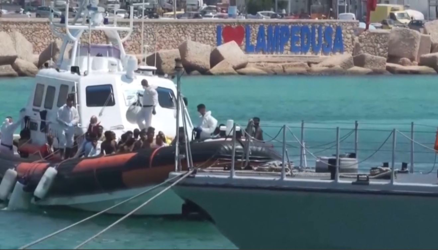 Италияда мигранттар мінген қайық суға батты