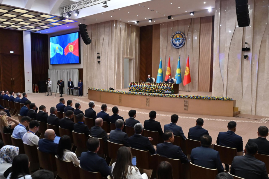 Касым-Жомарт Токаев и Садыр Жапаров провели брифинг для СМИ